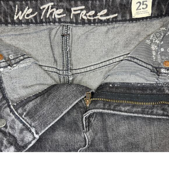 Free People We The Free Bailey Black Acid Wash Denim Mini Skirt Sz 25 Frayed Hem - Picture 3 of 6